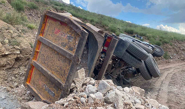Yükü ağır gelen kamyon yan yattı: Sürücü ölümden döndü