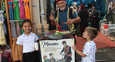 Yüzyılın afetinden sonra Samsun'da macun satarak geçimini sağlıyor