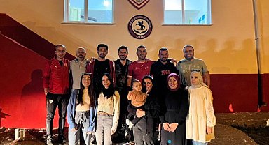 1965 Samsunspor Derneği Köy okulunu kırmızı beyaza boyadı