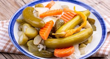 43 yıllık turşucu lezzetini açıkladı! Bir tutamla kış boyu kütür kütür