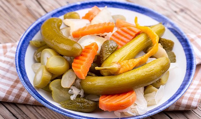 43 yıllık turşucu lezzetini açıkladı! Bir tutamla kış boyu kütür kütür