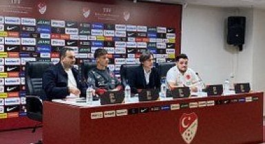 A Milli Futbol Takımı Teknik Direktörü Samsun'da basın toplantısı gerçekleştiriyor