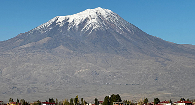 Ağrı Dağı'nın zirvesi beyaza büründü