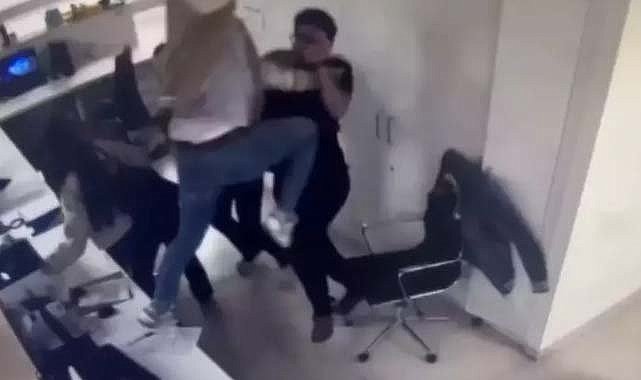 Ameliyat ertelenince doktorun üzerine uçtu