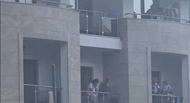 Antalya'da otelde yangına yakalanan turistler camda kurtarılmayı bekledi