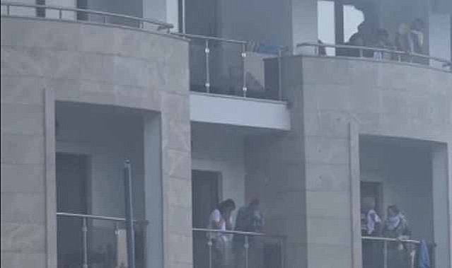 Antalya'da otelde yangına yakalanan turistler camda kurtarılmayı bekledi