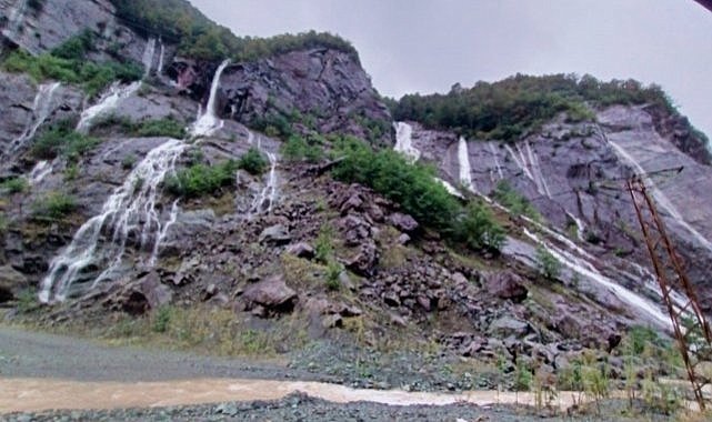 Artvin'de şiddetli yağışlar köy yollarını kapadı