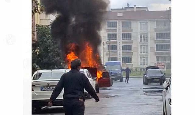 Bafra’da park halindeki araç küle döndü