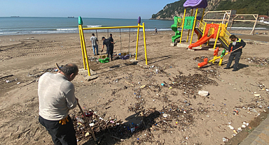 Bartın'da sağanak yağış ve fırtına sonrası Karadeniz’in çöplüğe döndü