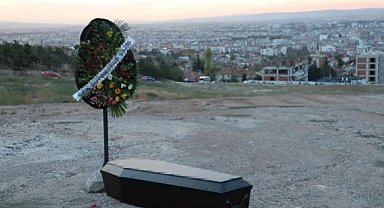 Boş arazide tabut ve çelenk alarmı