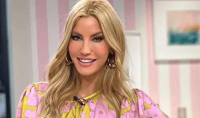 Çağla Şikel’den yaz bitmedi dedirten bikinili poz