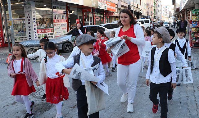 Cumhuriyet'in 101. yıl coşkusu sokaklarda: Samsun’da öğrenciler gazete dağıttı 