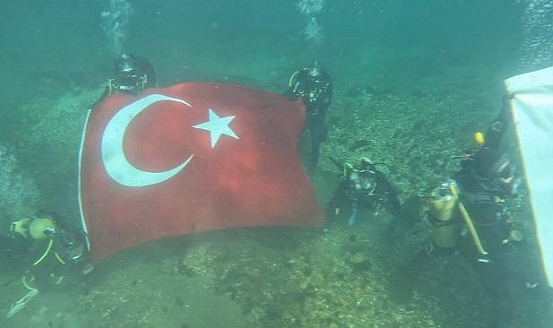 Dalgıç polisler, Cumhuriyet Bayramı’nda su altında Türk Bayrağı açtı