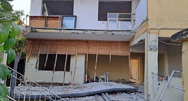Depremde hasar gören balkon çöktü! 2 kişi öldü