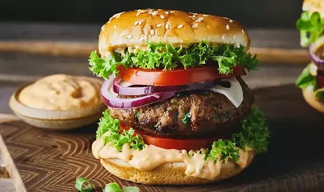 E. Coli salgını fast food'u vurdu: Menülerden kaldırıldı! 