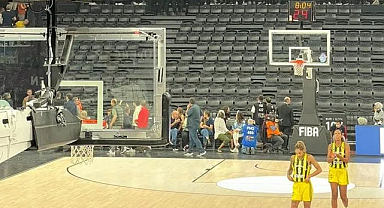Fenerbahçe-Beşiktaş FIBA Süper Kupa maçında sahaya yabancı madde atıldı