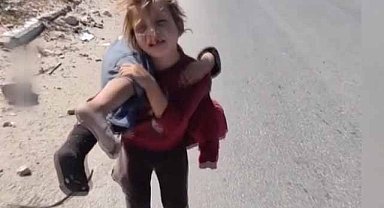 Gazze’de bir kız çocuğu, yaralanan kardeşini omzunda kilometrelerce taşıdı