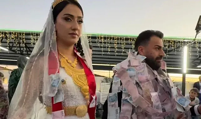 Gelin altından, damat paradan yürüyemedi! 7 bin kişi katıldı, 5 saat takı töreni yapıldı