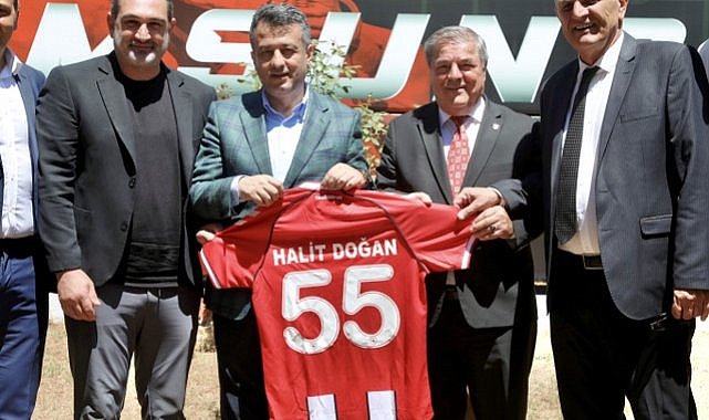 Halit Doğan'dan Cumhuriyet'in 101. yılı şerefine Samsunspor'a 555 forma desteği