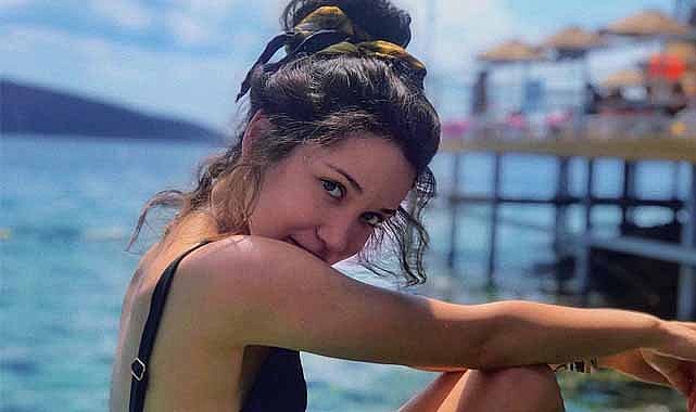 Hazal Subaşı'nın kırmızı bikinisiyle koltukta uzandığı sahne olay oldu