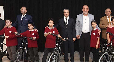 İbrahim Sandıkçı'dan öğrencilere ödül 