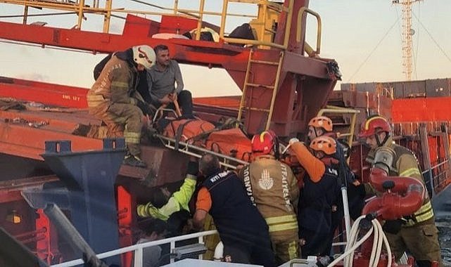 İstanbul'da gemide vinç devrildi! Yaralılar var