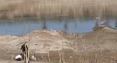 Küçük kız bataklığa saplandı