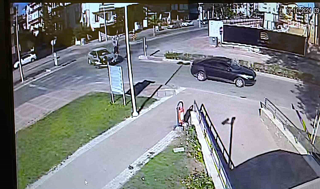 Motosikletteki anne ile oğlu metrelerce havaya fırlayıp savruldu