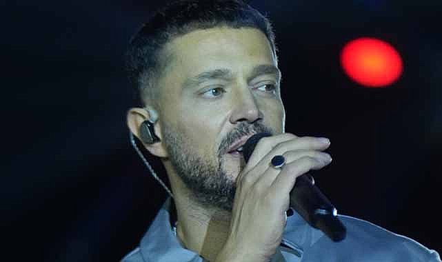 Murat Boz'a sahnede telefon ve çakmakla saldırı