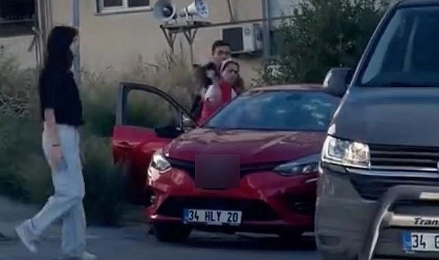 Oğluna kızıp aracına satırla saldırdı