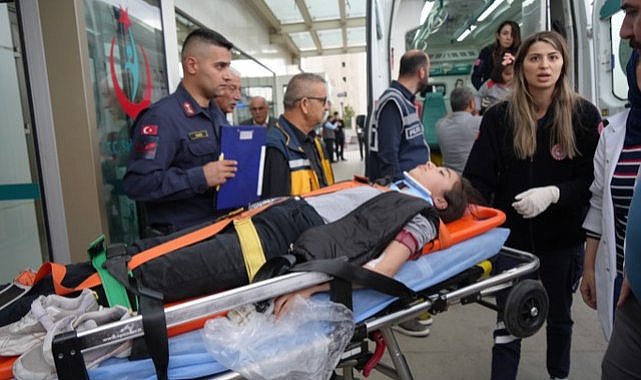 Öğrenci minibüsü tırla çarpıştı! 13 yaralı