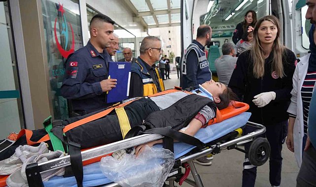 Öğrencileri taşıyan minibüs ile tır çarpıştı: 12'si öğrenci 13 yaralı