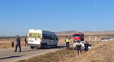 Okul servisi ile otomobil çarpıştı! 3 kişi can verdi