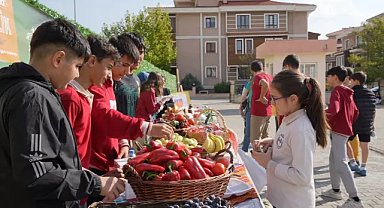 Okulda sebze dikmeyi öğrendiler: Şimdi satıyorlar