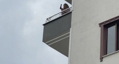 Önce balkona çıkıp dans etti! Sonra etrafa ateş etmeye çalıştı