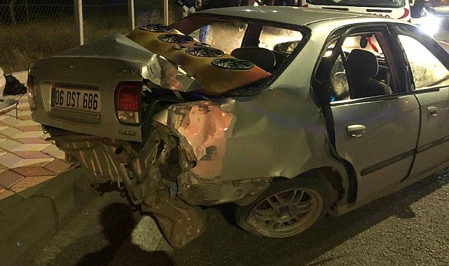 Otomobil aydınlatma direğine çaptı: 4 yaralı