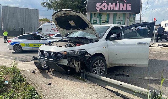 Otomobil kaldırıma çıktı: 1'i bebek 3 yaralı