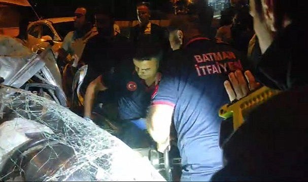 Otomobil kamyonete çarptı! 1 ölü, 2 yaralı