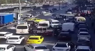 Pikap sürücüsü dehşet saçtı! Çok sayıda araca çarpıp kaçtı