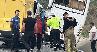 PTT karacı ile servis minibüsü çarpıştı! 4 yaralı