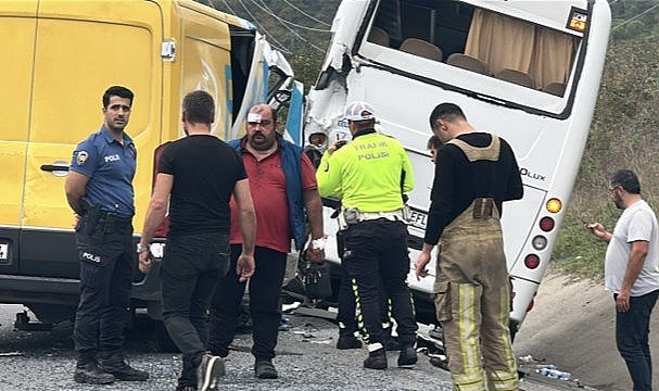 PTT karacı ile servis minibüsü çarpıştı! 4 yaralı