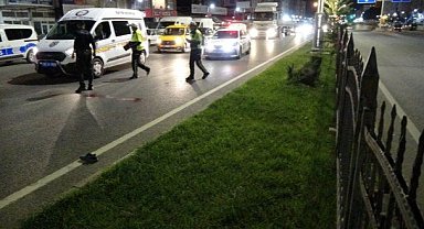 Refüjdeki bariyerden atlayarak karşıya geçmeye çalışan çocuk can verdi