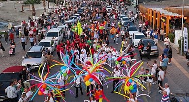 Rio Karnavalını aratmayan Kuşadası Sokak Festivali başladı