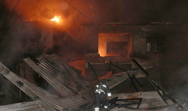 Samsun'da 2 ev alev alev yandı
