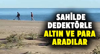 Samsun'da sahilde dedektörle altın ve madeni para aradılar