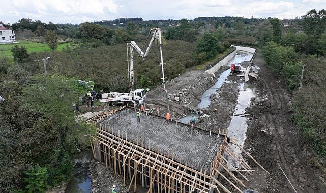 Samsun'da sel felaketinin ardından yıkılan köprü tamamlanıyor