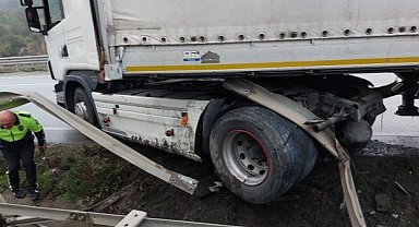 Samsun'da tır bariyere çarptı