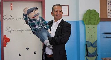 Samsunlu öğretmen müzik ve kuklayla dersleri eğlenceli hale getiriyor