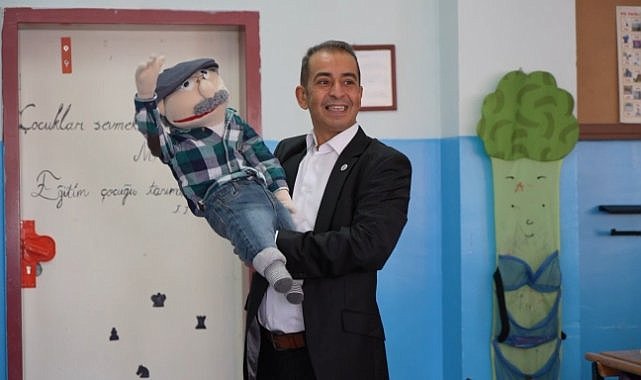 Samsunlu öğretmen müzik ve kuklayla dersleri eğlenceli hale getiriyor