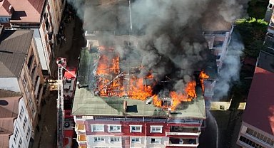 Tamir sırasında tutuşan çatı, alev alev yandı